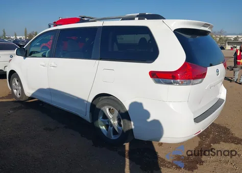 2011 Toyota Sienna Le V6 z USA, uszkodzony, nr VIN 5TDKK3DC3BS060329